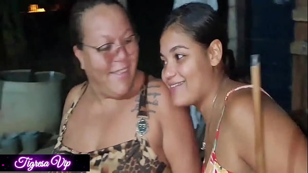 Comendo a coroa putona muito safada na mesa de sinuca