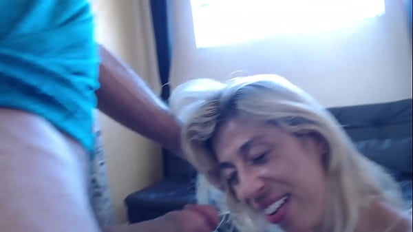 Loira casada safada mamando ate as bolas e ganhando leitinho quente na boca