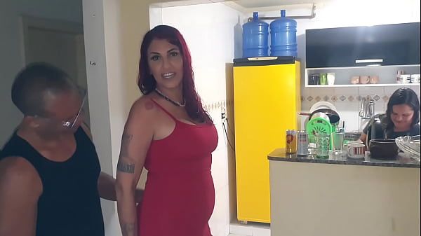 Negão dotado dando um talendo na buceta da coroa loira gostosa