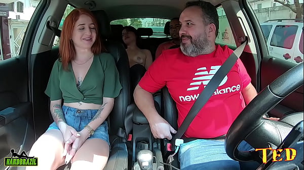 Ninfeta gostosa e putona safada se masturbando dentro do carro