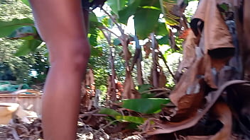 Comendo a morena linda safadona no mato caiu na net