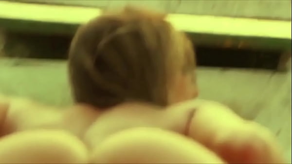 Branquinha putona gostosa gemeu alto dando de bunda pra cima