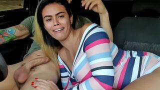 Esposa amadora do xvideos muito gostosinha pagando um boquete babado safado no carro