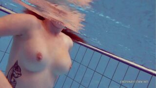 Fodendo a ruiva deliciosa novinha amadora na piscina no quintal