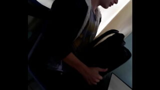 Morena trepadeira gostosa comendo gostosinho com dois caras dotados