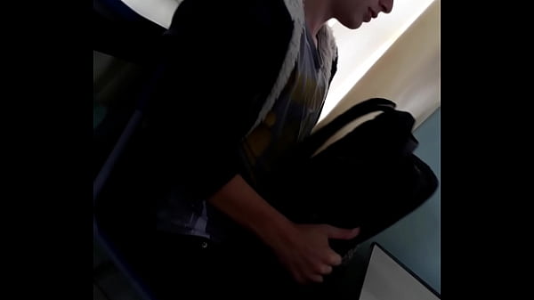 Morena trepadeira gostosa comendo gostosinho com dois caras dotados