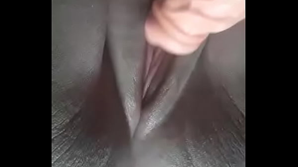 Ninfetinha putinha gostosa batendo uma siririca