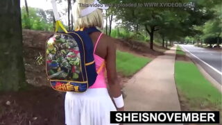 Negão do caralho enorme colocando a novinha putona muito safada pra foder