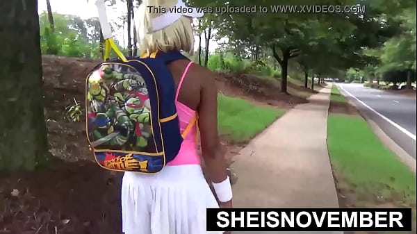 Negão do caralho enorme colocando a novinha putona muito safada pra foder