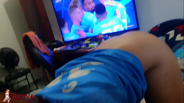 Safada pagando um boquete manhoso enquanto jogo