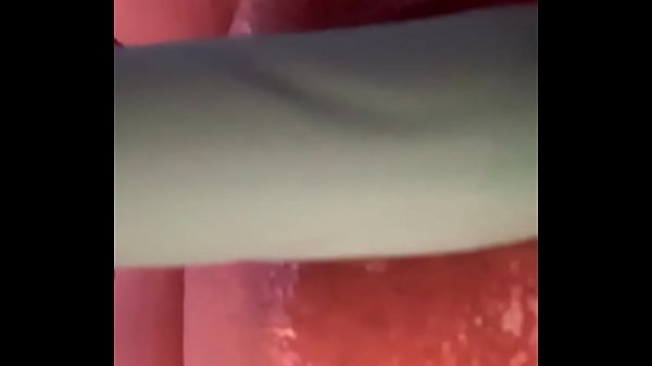 Fodendo o cú com a xana quente pingando de tesao