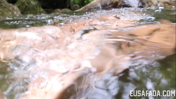 Putaria na cachoeira com as novinhas putonas gostosas e bem gostosinhas