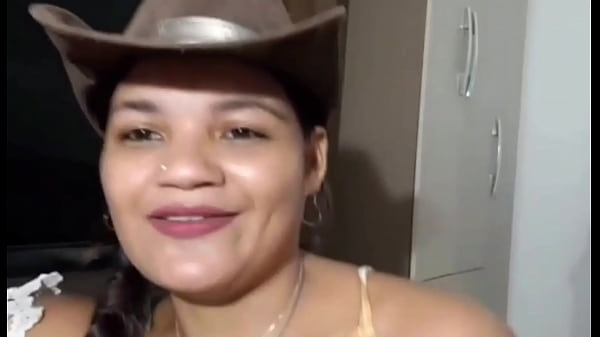 Sexo no meio do mato com uma loirinha fogosa deliciosa dando