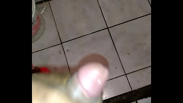 Boa foda gozando na bunda da namorada metedeira muito safadinha