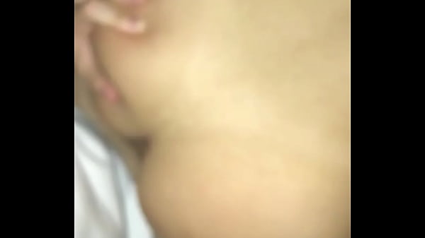 Namorada de quatro no sofa muito deliciosa comendo bem gostosinho