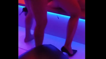 Esposa liberal chupando tudo o pau gostoso do amante tarado pro corninho filma