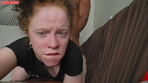 Morena toda boazuda de quatro no sofa