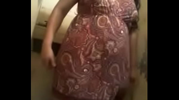 Negão comendo gostoso muito a novinha putona no banheiro