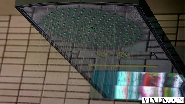 Rapaz bem pirocudo fodendo muito duas gatas safadinhas