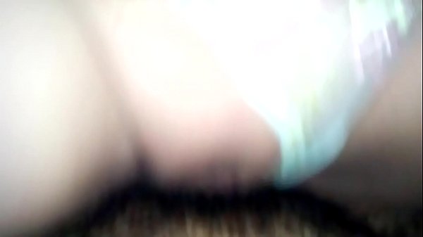 Safada fudendo com um amigo do seu esposo corninho