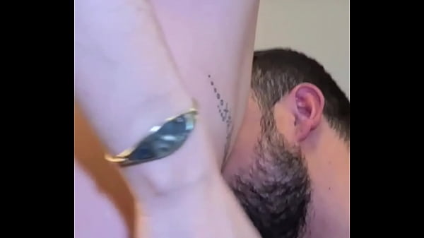 Ruivinha assistindo redtube filme pornô putonas gostosas e tomando rola grande na buceta gulosa