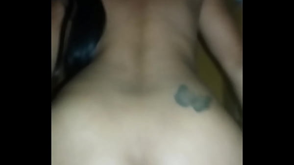 Novinha deliciosa com tatuagem dando o cú para o namorado safado