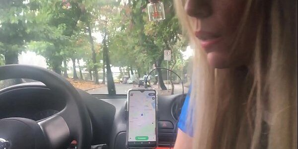 Uber sortudo recebeu de gorjeta um boquete babado da deliciosa