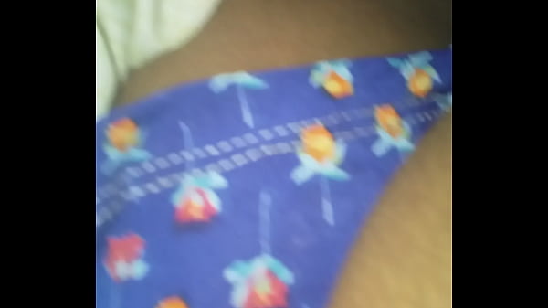 Coroa gostosinha fudendo com um boneco pauzudo