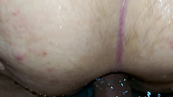 Fodendo o cuzinho apertado da boazuda dentro da banheira