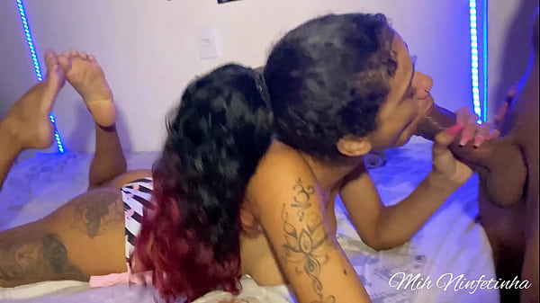 Garota gostosinha fudendo com seu amiguinha nerd