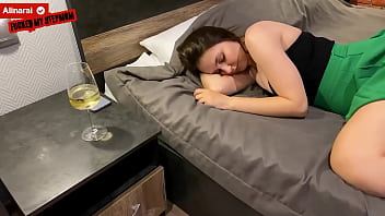 Loura tarada socando o dedo na bucetinha lindinha