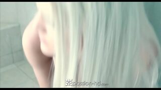 Socando a lorinha safadinha no banheiro