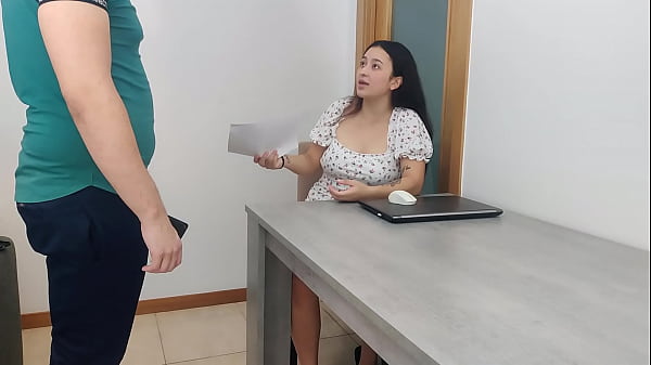 Loira safadona fazendo o seu namoradinho gozar gostosao dentro dela