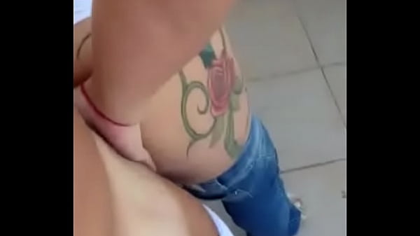 Bombando forte na lindinha tatuada