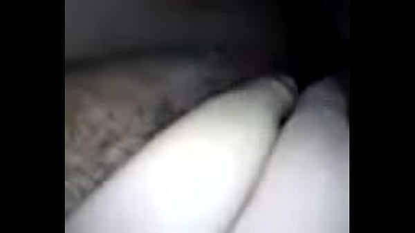 Bombando devagarinho na buceta da moreninha gostosona