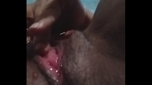 Camgirl safadinha se delíciando tocando uma sirica