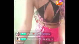 Garota safadona fazendo uma strip funk