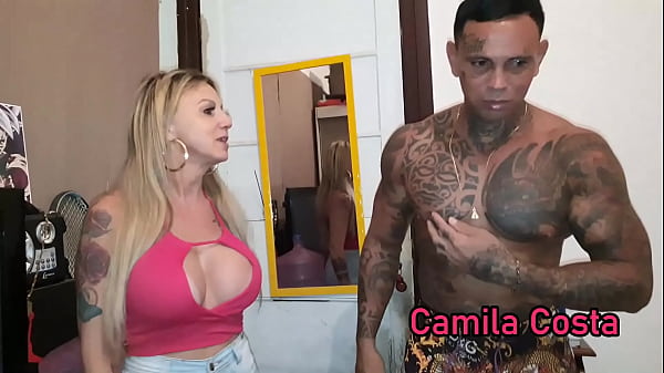 Gostosinha fazendo agachamento na academia