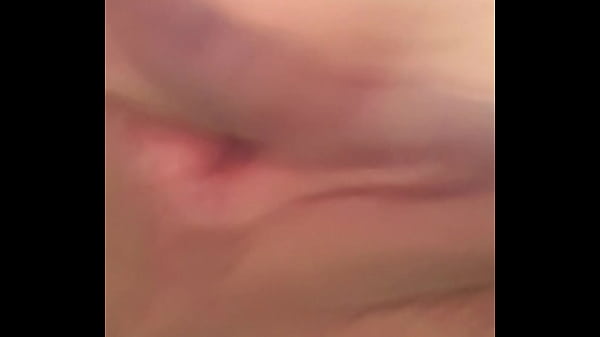 Gostosinha pediu e ganhou uma gozada na bucetinha