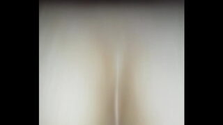 Ninfetinha sacana encarando a rolona enorme do negão