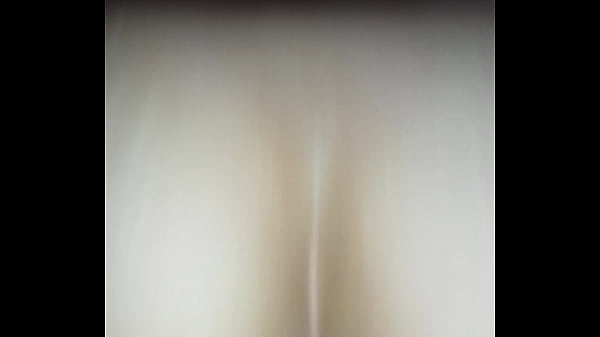 Ninfetinha sacana encarando a rolona enorme do negão