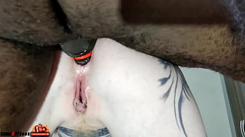 O negão socou ate as bolas no cú da loura tarada