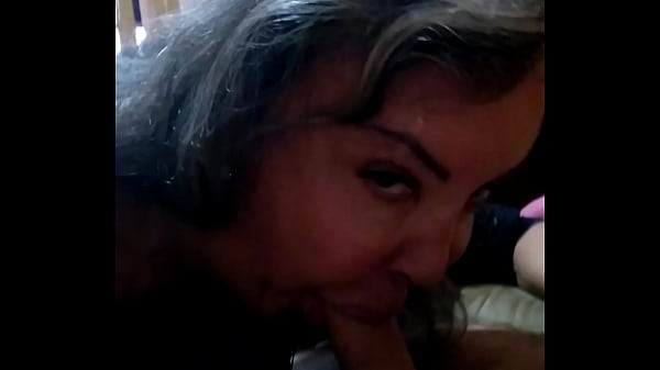 Coroa gostosinha pagou o chaveiro com um boquetao guloso