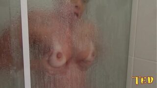 Coroa toda boazuda chupando devorando o cacete do seu mardinho safado