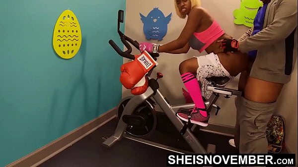 Moreninha gostosinha da bunda enorme fazendo anal com bem caralhudo