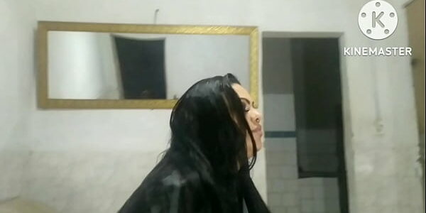 Lorinha gostosinha tocando uma siririca no banho