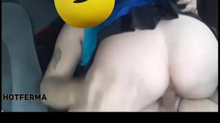 Ficante bem gostosinha pagando um bola gato manhoso no carro