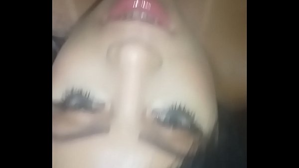 Homen pirocudo ganhando um chupetinha babado de suas amigas gatonas gostosinhas