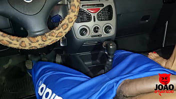 Lindinha chupando tudo o cacetão gostosao do namoradinho safado dentro do carro