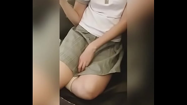 Pervertida gostosinha e puta gostosinha se masturbando dentro do carro